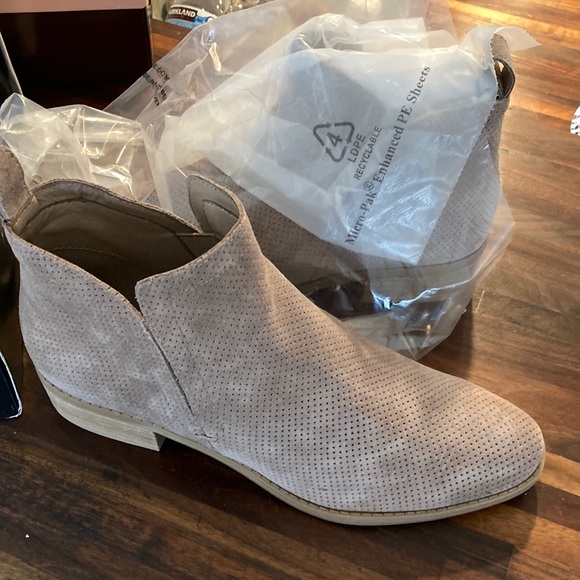 Dolce Vita Shoes - Suede booties New